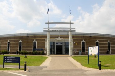 Az impozáns Art Deco épület 93-ban készült el, azóta több fejlesztésen esett át, rendszeresek a találkozók, szervezett rendezvények, mondjuk a 64 hektáron elférnek éppen