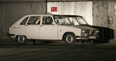 Egy korrekt régi Renault mindig kicsit előredől a kerekein