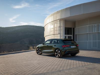 Static photo,
Colour: District Green Metallic