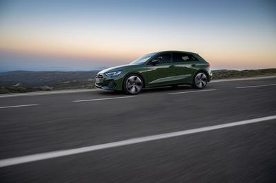 Dynamic photo,
Colour: District Green Metallic