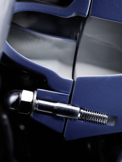 High-strength bolts secure the engine components – ensuring stability even under high loads.