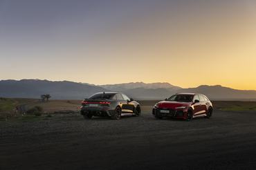 Bedfordgreen metallic, Progressiv red metallic, outdoor static photo, exterior, three-quarter rear and three-quarter front view