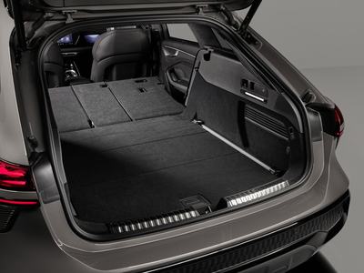 Audi A6 allroad (pearl grey) luggage compartment with folded rear seats: The flat loading surface and flexible seating configuration enable a high level of versatility and everyday usability.