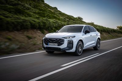 Glacier white metallic, dynamic outdoor shot, exterior, front three-quarter view