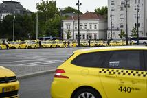 Budapest, 2025. szeptember 24.A fõvárosi taxirendelet tervezett módosítása ellen tiltakozó taxis demonstráció résztvevõi a Hõsök terén 2025. szeptember 24-én.MTI/Bodnár Boglárka