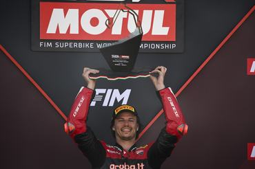 Balatonfõkajár, 2026. május 3.A gyõztes Nicolo Bulega, az Aruba.it Racing  Ducati olasz versenyzõje a gyorsaságimotoros Superbike-világbajnokság magyarországi második versenyének eredményhirdetésén a balatonfõkajári Balaton Park Circuit versenypályán 2026. május 3-ánMTI/Bodnár Boglárka