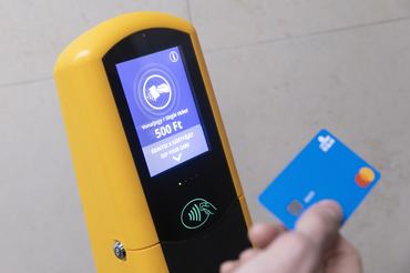 Budapest, 2026. március 11.A Budapesti Közlekedési Központ (BKK) munkatársa a Pay&GO bankkártyás fizetéshez szükséges új jegyérvényesítõ készülék telepítésénél a fõvárosi Puskás Ferenc Stadion metrómegállóban 2026. március 11-én.MTI/Kocsis Zoltán