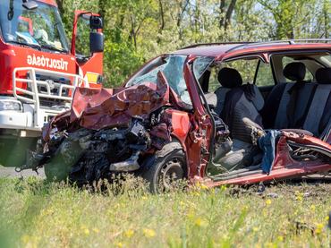 Kiskunhalas, 2026. április 23.Ütközésben összeroncsolódott személygépkocsi az 53-as számú fõúton 2026. április 23-án. A Kiskunhalas és Balotaszállás között történt balesetben a személygépkocsi frontálisan összeütközött egy teherautóval, a személyautó sofõrje a helyszínen életét vesztette.MTI/Donka Ferenc