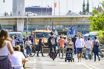Budapest, 2026. május 1.Kerékpárosok és gyalogosok a lezárt Jane Haining rakparton 2026. május 1-jén. Az idén elõször újra megnyílt a hosszú hétvégére a pesti alsó rakpart a Margit híd és az Erzsébet híd közelében lévõ Irányi utcai lehajtó közötti rész a pihenni és mozogni vágyók elõtt. A nyár végéig minden hétvégén gyalog és kerékpárral vagy rollerrel közlekedõk autómentes környezetben használhatják az úttestet.MTI/Szigetváry Zsolt