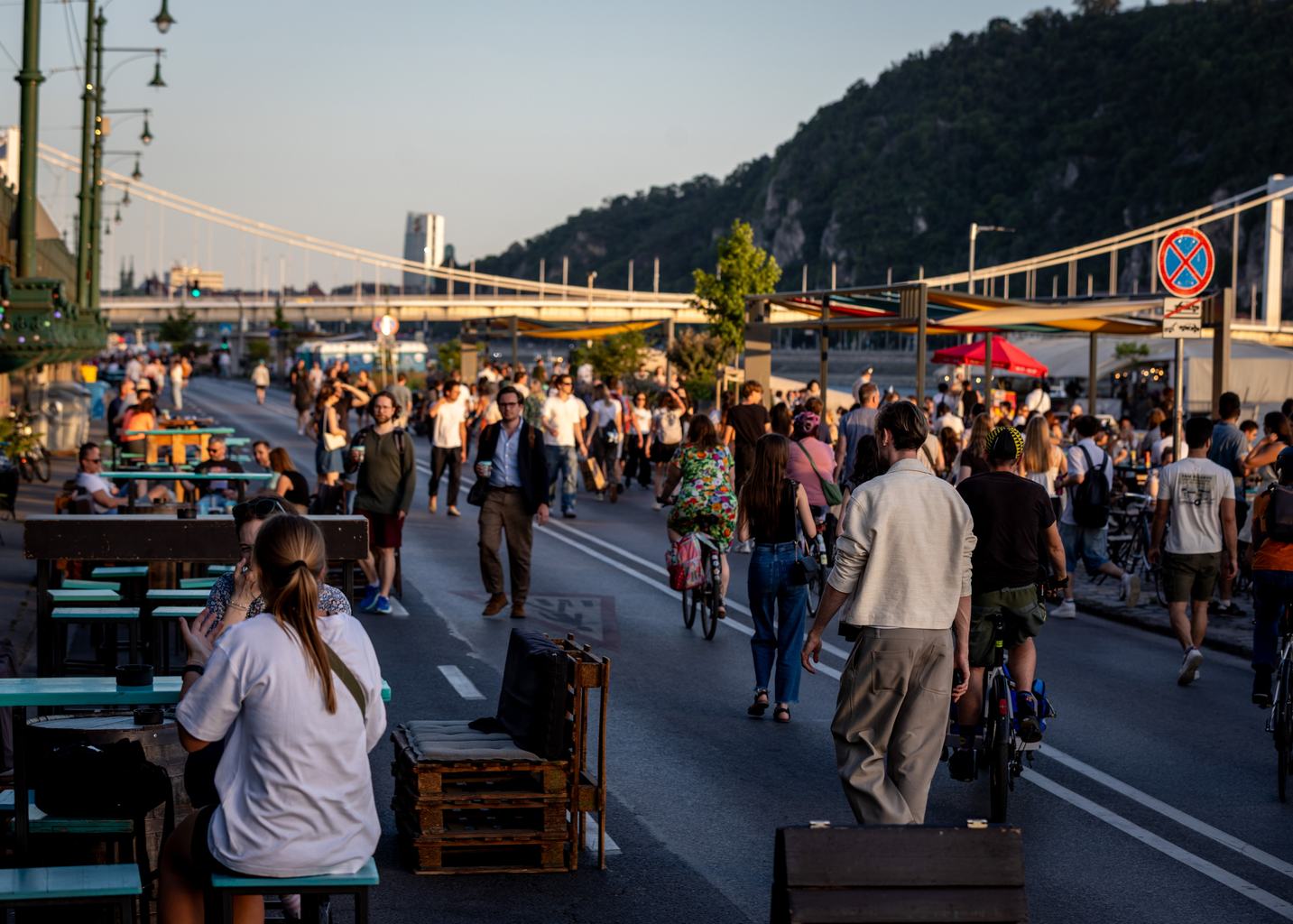 Budapest, 2026. május 26.A lezárt Jane Haining rakpart Budapesten 2026. május 26-án. Az új, rugalmas forgalmi rend szerint ma estétõl lezárták a pesti alsó rakpartot az autósforgalom elõl, így minden hétköznap 18.30 és másnap 5 óra között csak gyalogosok és kerékpárosok használhatják az úttestet.MTI/Hatházi Tamás