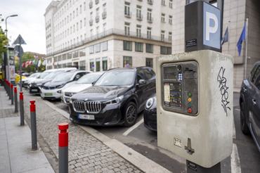 Budapest, 2026. június 12.Parkolóautomata Budapest belvárosában 2026. június 11-én. Várhatóan hatályba lép a fõvárosi parkolási rendelet módosítása, a tervek szerint emelkednek a parkolási díjak, július 1-tõl megszûnnek a parkolóautomaták, a BudapestGO applikációval lehet intézni a parkolást.MTI/Kovács Márton