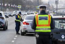 Budapest, 2026. március 11.Rendõrségi közúti ellenõrzés a fõvárosban a Carl Lutz rakparton 2026. március 11-én. A rendõrség egy héten keresztül elsõsorban a biztonsági öv, a gyermekbiztonsági rendszerek használatát, valamint a segédmotorral vagy motorkerékpárral közlekedõk bukósisak-viselését ellenõrzi Magyarország teljes területén március 9. és 15. között.MTI/Purger Tamás