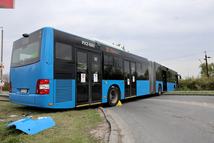 Miskolc, 2026. április 15.Megrongálódott, menetrend szerint közlekedõ autóbusz Miskolcon a Mésztelep utca és a Miskolctapolcai út keresztezõdésében 2026. április 15-én. A buszon nem tartózkodott senki, mivel elõzõleg a buszsofõr mûszaki problémát észlelt és mindenkit leszállított a jármûrõl, amirõl õ is leszállt.MTI/Vajda János