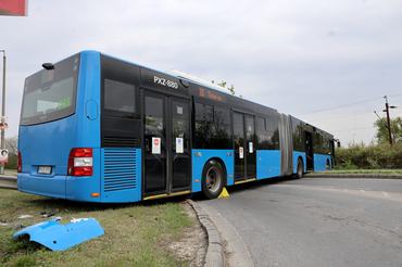 Miskolc, 2026. április 15.Megrongálódott, menetrend szerint közlekedõ autóbusz Miskolcon a Mésztelep utca és a Miskolctapolcai út keresztezõdésében 2026. április 15-én. A buszon nem tartózkodott senki, mivel elõzõleg a buszsofõr mûszaki problémát észlelt és mindenkit leszállított a jármûrõl, amirõl õ is leszállt.MTI/Vajda János