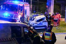 Budapest, 2026. április 11.Összeroncsolódott személygépkocsi Budapesten, a Váci út és a Róbert Károly körút keresztezõdésében lévõ felüljárón 2026. április 10-én, éjfél elõtt. A Göncz Árpád városközpontnál lévõ felüljárón öt autó ütközött, a balesetben az egyik jármû lezuhant a felüljáróról. A helyszínen egy ember életét vesztette, egy másik a kórházba szállítása során hunyt el, négyen megsérültek.MTI/Mihádák Zoltán