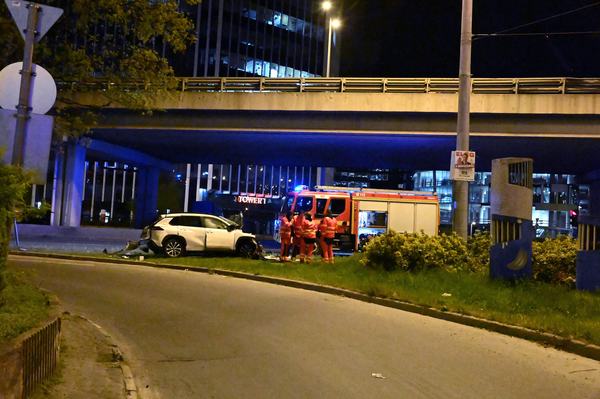 Budapest, 2026. április 11.Összeroncsolódott személygépkocsi Budapesten, a Váci út és a Róbert Károly körút keresztezõdésében 2026. április 11-én. A Göncz Árpád városközpontnál lévõ felüljárón öt autó ütközött, a balesetben az egyik jármû lezuhant a felüljáróról. A helyszínen egy ember életét vesztette, egy másik a kórházba szállítása során hunyt el, négyen megsérültek.MTI/Mihádák Zoltán