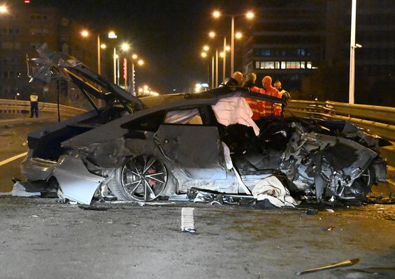 Budapest, 2026. április 11.Összeroncsolódott személygépkocsi Budapesten, a Váci út és a Róbert Károly körút keresztezõdésében lévõ felüljárón 2026. április 11-én. A Göncz Árpád városközpontnál lévõ felüljárón öt autó ütközött, a balesetben az egyik jármû lezuhant a felüljáróról. A helyszínen egy ember életét vesztette, egy másik a kórházba szállítása során hunyt el, négyen megsérültek.MTI/Mihádák Zoltán