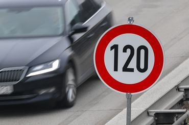 21 January 2019, Brandenburg, Jacobsdorf: On the Autobahn 12 in the direction of Frankfurt (Oder) there is a sign indicating the maximum speed of 120 kilometres per hour. Photo: Patrick Pleul/dpa-Zentralbild/ZB (Photo by Patrick Pleul/picture alliance via Getty Images)