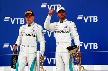SOCHI AUTODROM, RUSSIAN FEDERATION - SEPTEMBER 30: Valtteri Bottas, Mercedes AMG F1, 2nd position, and Lewis Hamilton, Mercedes AMG F1, 1st position, on the podium during the Russian GP at Sochi Autodrom on September 30, 2018 in Sochi Autodrom, Russian Federation. (Photo by Sam Bloxham/LAT Images)