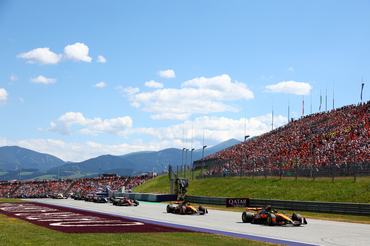 SPIELBERG, AUSTRIA - JUNE 29: Lando Norris of Great Britain driving the (4) McLaren MCL39 Mercedes leads Oscar Piastri of Australia driving the (81) McLaren MCL39 Mercedes and Charles Leclerc of Monaco driving the (16) Scuderia Ferrari SF-25 on track during the F1 Grand Prix of Austria at Red Bull Ring on June 29, 2025 in Spielberg, Austria. (Photo by Joe Portlock/Getty Images)