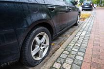 18 September 2025, Bremen: A damaged car with flat tires stands in the Tenever district. The tires of more than 260 cars have been punctured in Bremen over the past three nights. The police have set up a special "tire puncture" squad. Photo: Sina Schuldt/dpa (Photo by Sina Schuldt/picture alliance via Getty Images)