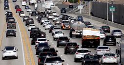 LOS ANGELES,  CA  - OCTOBER 1, 2025 -- Traffic heads north on I-405 as a new era in commuting begins for clean-air vehicles with new rules that kick solo drivers out of California carpool lanes and uncertainty over how it will impact commute times and traffic in Los Angeles on October 1, 2025. (Genaro Molina/Los Angeles Times)