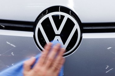 ZWICKAU, GERMANY - OCTOBER 13: A Worker assembles an Volkswagen's ID.3 electric car on a production line at the Volkswagen electric car factory on October 13, 2025 in Zwickau, Germany. Volkswagen has succeeded in ramping up its electric car sales in Europe by over 75% compared to one year ago. (Photo by Jens Schlueter/Getty Images)
