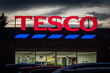 KEYNSHAM, UNITED KINGDOM - JANUARY 19: The Tesco logo is displayed outside a branch of the supermarket retailer Tesco on January 19, 2026 in Keynsham, England. The British retailer, founded in 1919, is one of the largest in the world and is the market leader of groceries in the UK. (Photo by Anna Barclay/Getty Images)