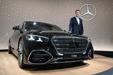 12 February 2026, Baden-Württemberg, Sindelfingen: Ola Källenius, Chairman of the Board of Management of Mercedes-Benz Group AG, stands in front of a Mercedes-Benz brand logo next to a Mercedes-Benz S-Class vehicle before the balance sheet press conference. Photo: Bernd Weißbrod/dpa (Photo by Bernd Weißbrod/picture alliance via Getty Images)