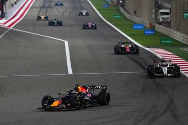 BAHRAIN, BAHRAIN - FEBRUARY 19: Max Verstappen of the Netherlands driving the (3) Oracle Red Bull Racing RB22 Red Bull Ford leads  during day two of F1 Testing at Bahrain International Circuit on February 19, 2026 in Bahrain, Bahrain. (Photo by Sona Maleterova/Getty Images)