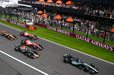 MELBOURNE, AUSTRALIA - MARCH 08: George Russell of Great Britain driving the (63) Mercedes AMG Petronas F1 Team W17 leads at the start during the F1 Grand Prix of Australia at Albert Park Grand Prix Circuit on March 08, 2026 in Melbourne, Australia. (Photo by Mark Sutton - Formula 1/Formula 1 via Getty Images)