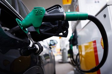 LONDON, ENGLAND - MARCH 09: A petrol pump on a Shell forecourt on March 09, 2026 in London, England. Global oil prices have risen to their highest levels since 2022 following an escalation of the US-Israel war with Iran. Brent crude, the international benchmark, surged past the $100 overnight, before retracing to around $102 at time of picture.  (Photo by Dan Kitwood/Getty Images)