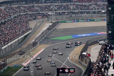 SHANGHAI, CHINA - MARCH 15: Lewis Hamilton of Great Britain driving the (44) Scuderia Ferrari SF-26 leads Charles Leclerc of Monaco driving the (16) Scuderia Ferrari SF-26 Andrea Kimi Antonelli of Italy driving the (12) Mercedes AMG Petronas F1 Team W17 George Russell of Great Britain driving the (63) Mercedes AMG Petronas F1 Team W17 and the rest of the field at the start during the F1 Grand Prix of China at Shanghai International Circuit on March 15, 2026 in Shanghai, China. (Photo by Mark Sutton - Formula 1/Formula 1 via Getty Images)