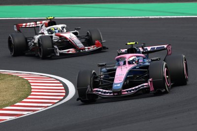 SUZUKA, JAPAN - MARCH 29: Franco Colapinto of Argentina driving the (43) Alpine F1 A526 Mercedes leads Oliver Bearman of Great Britain driving the (87) Haas F1 VF-26 Ferrari on track during the F1 Grand Prix of Japan at Suzuka Circuit on March 29, 2026 in Suzuka, Japan. (Photo by Mark Thompson/Getty Images)