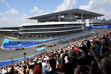 MIAMI, FLORIDA - MAY 02: Lando Norris of Great Britain driving the (1) McLaren MCL40 Mercedes leads Oscar Piastri of Australia driving the (81) McLaren MCL40 Mercedes Charles Leclerc of Monaco driving the (16) Scuderia Ferrari SF-26 and the rest of the field at the start during the Sprint ahead of the F1 Grand Prix of Miami at Miami International Autodrome on May 02, 2026 in Miami, Florida. (Photo by Mark Sutton - Formula 1/Formula 1 via Getty Images)