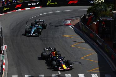 MONTE-CARLO, MONACO - JUNE 07: Isack Hadjar of France driving the (6) Oracle Red Bull Racing RB22 Red Bull Ford leads George Russell of Great Britain driving the (63) Mercedes AMG Petronas F1 Team W17 on track during the F1 Grand Prix of Monaco at Circuit de Monaco on June 07, 2026 in Monte-Carlo, Monaco. (Photo by Joe Portlock/Getty Images)
