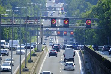 TERVUREN, BELGIUM - JUNE 27: Drivers use the Ring Ouest (RO) between the 'Quatre Bras' and the 'Carrefour Leonard' (Leonard Crossroads) during the heat wave on June 27, 2026 in Tervuren, Belgium. Today, Brussels is in the middle of a strong heatwave, with afternoon temperatures around 33/35°C, and a "feels like" temperature closer to 38/40°C due to heat and humidity. Wetaher is mostly sunny with light winds (around 10/15 km/h), so the air feels dry in the sun but still very heavy and hot, especially in built-up areas where surfaces retain heat. (Photo by Thierry Monasse/Getty Images)