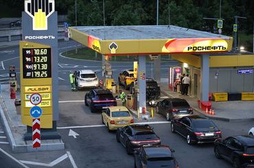 MOSCOW, RUSSIA - JUNE 27 : Cars queue at a gas station operated by Rosneft, a state-controlled Russian oil  company, on June 27, 2026, in Moscow, Russia. Russia has been experiencing a fuel crisis since mid-June, caused by increased Ukrainian drone attacks on oil refineries. (Photo by Contributor/Getty Images)