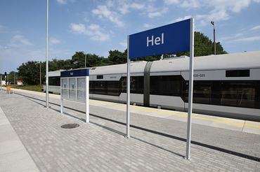 People back home by trains after the vacations spent at the Baltic sea resort of Hel, on August 27, 2016. On the last weekend of summer holidays in Poland thousands of people visited the Hel Peninsula to enjoy very warm and sunny weather. (Photo by Michal Fludra/NurPhoto via Getty Images)