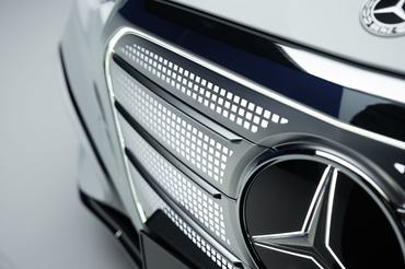 Der neue Mercedes-Benz C 400 4MATIC elektrisch. Energieverbrauch kombiniert: 18,6-14,2 kWh/100 km | CO₂-Emissionen kombiniert: 0 g/km | CO₂-Klasse: A [1] Exterieur: AMG Line; MANUFAKTUR opalithweiß metallic bright  [1] Die Angaben sind vorläufig. Es liegen bislang weder bestätigte Werte von einer amtlich anerkannten Prüforganisation noch eine EG-Typgenehmigung noch eine Konformitätsbescheinigung mit amtlichen Werten vor. Abweichungen zwischen den Angaben und den amtlichen Werten sind möglich. //The all-new Mercedes-Benz C 400 4MATIC electric. Energy consumption combined: 18,6-14,2 kWh/100 km | CO₂ emissions combined: 0 g/km | CO₂ class: A [1] Exterior: AMG Line; MANUFAKTUR opalithe white bright [1] The information is provisional. Neither confirmed values from an officially recognised testing organisation nor an EC type approval nor a certificate of conformity with official values are available to date. Deviations between the data and the official values are possible.