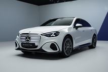 Der neue Mercedes-Benz C 400 4MATIC elektrisch. Energieverbrauch kombiniert: 18,6-14,2 kWh/100 km | CO₂-Emissionen kombiniert: 0 g/km | CO₂-Klasse: A [1] Exterieur: AMG Line; MANUFAKTUR opalithweiß metallic bright  [1] Die Angaben sind vorläufig. Es liegen bislang weder bestätigte Werte von einer amtlich anerkannten Prüforganisation noch eine EG-Typgenehmigung noch eine Konformitätsbescheinigung mit amtlichen Werten vor. Abweichungen zwischen den Angaben und den amtlichen Werten sind möglich. //The all-new Mercedes-Benz C 400 4MATIC electric. Energy consumption combined: 18,6-14,2 kWh/100 km | CO₂ emissions combined: 0 g/km | CO₂ class: A [1] Exterior: AMG Line; MANUFAKTUR opalithe white bright [1] The information is provisional. Neither confirmed values from an officially recognised testing organisation nor an EC type approval nor a certificate of conformity with official values are available to date. Deviations between the data and the official values are possible.