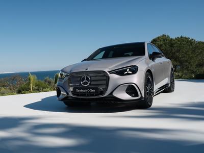 Der neue Mercedes-Benz C 400 4MATIC elektrisch.
 
Energieverbrauch kombiniert: 18,6-14,2 kWh/100 km | CO₂-Emissionen kombiniert: 0 g/km | CO₂-Klasse: A [1]
 
Exterieur: AMG Line Plus; lavender silver
 
 
[1] Die Angaben sind vorläufig. Es liegen bislang weder bestätigte Werte von einer amtlich anerkannten Prüforganisation noch eine EG-Typgenehmigung noch eine Konformitätsbescheinigung mit amtlichen Werten vor. Abweichungen zwischen den Angaben und den amtlichen Werten sind möglich.
 
//
The all-new Mercedes-Benz C 400 4MATIC electric.
 
Energy consumption combined: 18,6-14,2 kWh/100 km | CO₂ emissions combined: 0 g/km | CO₂ class: A [1]
 
Exterior: AMG Line Plus; lavender silver
 
[1] The information is provisional. Neither confirmed values from an officially recognised testing organisation nor an EC type approval nor a certificate of conformity with official values are available to date. Deviations between the data and the official values are possible.