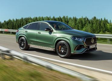 Das neue Mercedes-AMG GLE 63 S 4MATIC+ Coupé, 2026.

Mercedes-AMG GLE 63 S 4MATIC+ Coupé | Energieverbrauch kombiniert 13,4-13,1 l/100 km | CO2 Emissionen kombiniert 303-297 g/km | CO2 Klasse: G1

[1] Die Angaben sind vorläufig. Es liegen bislang weder bestätigte Werte von einer amtlich anerkannten Prüforganisation noch eine EG-Typgenehmigung noch eine Konformitätsbescheinigung mit amtlichen Werten vor. Abweichungen zwischen den Angaben und den amtlichen Werten sind möglich. 

The new Mercedes-AMG GLE 63 S 4MATIC+ Coupé, 2026.

Mercedes‑AMG GLE 63 S 4MATIC+ Coupé | Energy consumption combined 13.4-13.1 l/100 km | CO2 emissions combined 303-297 g/km | CO2 class: G1

[1] The figures are preliminary. No confirmed values from an officially recognized testing organization, EC type approval, or certificate of conformity with official values are available at this time. Deviations between the figures and the official values are possible.