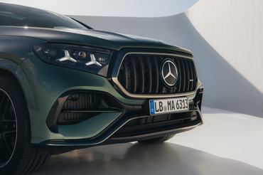 Das neue Mercedes-AMG GLE 63 S 4MATIC+ Coupé, 2026.Mercedes-AMG GLE 63 S 4MATIC+ Coupé | Energieverbrauch kombiniert 13,4-13,1 l/100 km | CO2 Emissionen kombiniert 303-297 g/km | CO2 Klasse: G1[1] Die Angaben sind vorläufig. Es liegen bislang weder bestätigte Werte von einer amtlich anerkannten Prüforganisation noch eine EG-Typgenehmigung noch eine Konformitätsbescheinigung mit amtlichen Werten vor. Abweichungen zwischen den Angaben und den amtlichen Werten sind möglich. The new Mercedes-AMG GLE 63 S 4MATIC+ Coupé, 2026.Mercedes‑AMG GLE 63 S 4MATIC+ Coupé | Energy consumption combined 13.4-13.1 l/100 km | CO2 emissions combined 303-297 g/km | CO2 class: G1[1] The figures are preliminary. No confirmed values from an officially recognized testing organization, EC type approval, or certificate of conformity with official values are available at this time. Deviations between the figures and the official values are possible.