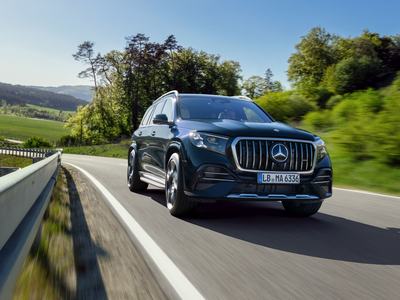Der neue Mercedes-AMG GLS 63 4MATIC+ SUV, 2026.

Mercedes-AMG GLS 63 4MATIC+ SUV | Energieverbrauch kombiniert 13,7-13,4 l/100 km | CO2 Emissionen kombiniert 312-305 g/km | CO2 Klasse: G1

[1] Die Angaben sind vorläufig. Es liegen bislang weder bestätigte Werte von einer amtlich anerkannten Prüforganisation noch eine EG-Typgenehmigung noch eine Konformitätsbescheinigung mit amtlichen Werten vor. Abweichungen zwischen den Angaben und den amtlichen Werten sind möglich. 

The new Mercedes-AMG GLS 63 4MATIC+ SUV, 2026.

Mercedes‑AMG GLS 63 4MATIC+ SUV | Combined energy consumption 13.7-13.4 l/100 km | Combined CO₂ emissions 312-305 g/km | CO₂ class: G1

[1] The figures are preliminary. No confirmed values from an officially recognized testing organization, EC type approval, or certificate of conformity with official values are available at this time. Deviations between the figures and the official values are possible.