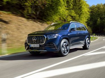 Der neue Mercedes-AMG GLS 63 4MATIC+ SUV, 2026.

Mercedes-AMG GLS 63 4MATIC+ SUV | Energieverbrauch kombiniert 13,7-13,4 l/100 km | CO2 Emissionen kombiniert 312-305 g/km | CO2 Klasse: G1

[1] Die Angaben sind vorläufig. Es liegen bislang weder bestätigte Werte von einer amtlich anerkannten Prüforganisation noch eine EG-Typgenehmigung noch eine Konformitätsbescheinigung mit amtlichen Werten vor. Abweichungen zwischen den Angaben und den amtlichen Werten sind möglich. 

The new Mercedes-AMG GLS 63 4MATIC+ SUV, 2026.

Mercedes‑AMG GLS 63 4MATIC+ SUV | Combined energy consumption 13.7-13.4 l/100 km | Combined CO₂ emissions 312-305 g/km | CO₂ class: G1

[1] The figures are preliminary. No confirmed values from an officially recognized testing organization, EC type approval, or certificate of conformity with official values are available at this time. Deviations between the figures and the official values are possible.