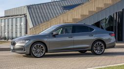 Superb-Hatch-version-receives-a-plug-in-hybrid-powertrain-with-200-kW-output-1_81e79369