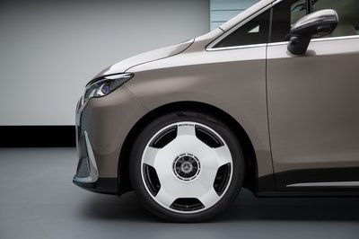 Der neue vollelektrische Mercedes-Benz VLE - Die Angaben sind vorläufig und wurden intern nach Maßgabe der Zertifizierungsmethode „WLTP-Prüfverfahren“ ermittelt. Es liegen bislang weder eine EG-Typgenehmigung noch eine Konformitätsbescheinigung mit amtlichen Werten vor. Abweichungen zwischen den Angaben und den amtlichen Werten sind möglich. The all-new electric Mercedes-Benz VLE - Figures are preliminary and were determined internally in accordance with the "WLTPtest procedure"certificationmethod. At present, there has been neither an EC typeapprovalnor a certificate ofconformitywith official values. There may be discrepancies between thefigures providedand the official values.