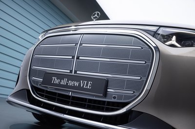 Der neue vollelektrische Mercedes-Benz VLE - Die Angaben sind vorläufig und wurden intern nach Maßgabe der Zertifizierungsmethode „WLTP-Prüfverfahren“ ermittelt. Es liegen bislang weder eine EG-Typgenehmigung noch eine Konformitätsbescheinigung mit amtlichen Werten vor. Abweichungen zwischen den Angaben und den amtlichen Werten sind möglich. The all-new electric Mercedes-Benz VLE - Figures are preliminary and were determined internally in accordance with the "WLTPtest procedure"certificationmethod. At present, there has been neither an EC typeapprovalnor a certificate ofconformitywith official values. There may be discrepancies between thefigures providedand the official values.