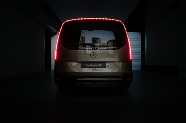 Der neue vollelektrische Mercedes-Benz VLE - Die Angaben sind vorläufig und wurden intern nach Maßgabe der Zertifizierungsmethode „WLTP-Prüfverfahren“ ermittelt. Es liegen bislang weder eine EG-Typgenehmigung noch eine Konformitätsbescheinigung mit amtlichen Werten vor. Abweichungen zwischen den Angaben und den amtlichen Werten sind möglich. The all-new electric Mercedes-Benz VLE - Figures are preliminary and were determined internally in accordance with the "WLTPtest procedure"certificationmethod. At present, there has been neither an EC typeapprovalnor a certificate ofconformitywith official values. There may be discrepancies between thefigures providedand the official values.